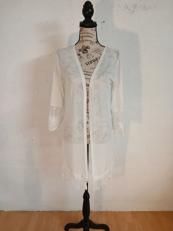 🤍 Kimono brodé blanc cassé – T. M estimée– Très bon état